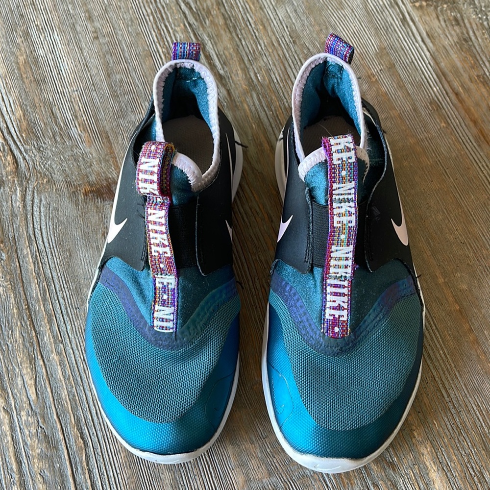 Girls Nike pull on sneakers SZ 3